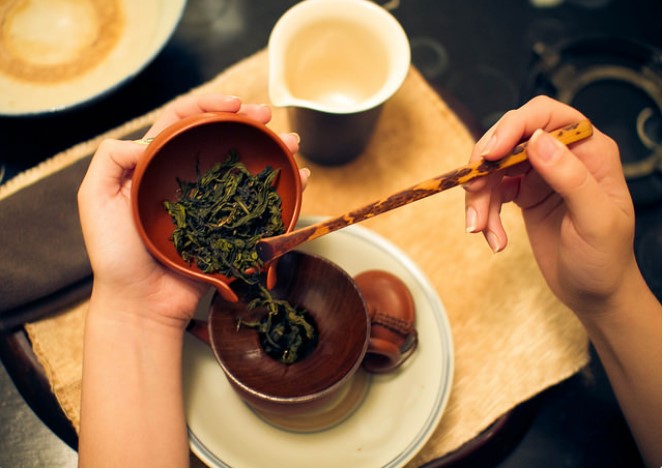 Rửa ấm và tráng trà
