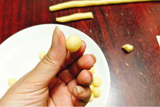 Bước 2: Nặn bánh