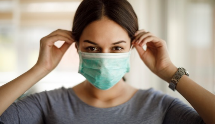 Đeo khẩu trang giúp hạn chế mùi khó chịu từ xe cộ