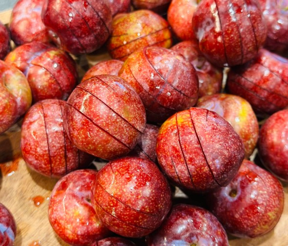 Bước 1: Sơ chế mận Bước 1: Sơ chế mận