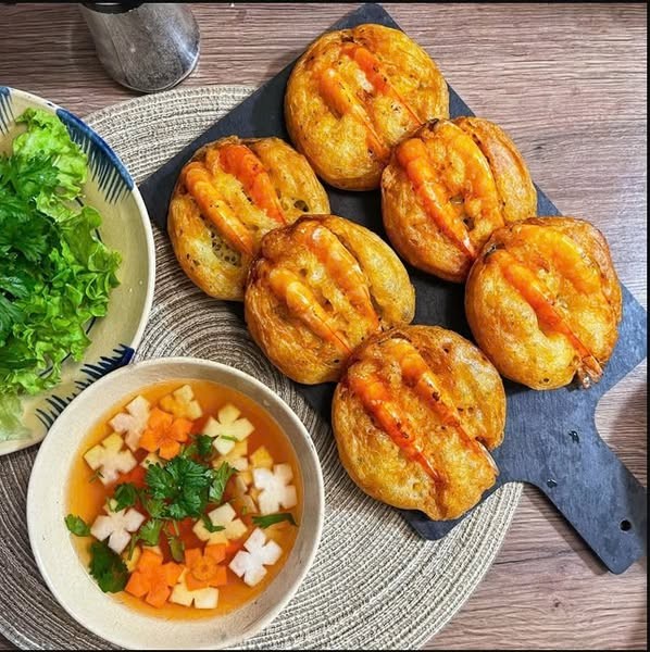 Bánh tôm Hồ Tây là món ăn gắn liền với khu vực Hồ Tây thơ mộng Bánh tôm Hồ Tây là món ăn gắn liền với khu vực Hồ Tây thơ mộng