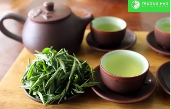 Khi pha, nước trà có màu xanh trong, vị chát dịu, hậu ngọt sâu. Khi pha, nước trà có màu xanh trong, vị chát dịu, hậu ngọt sâu.